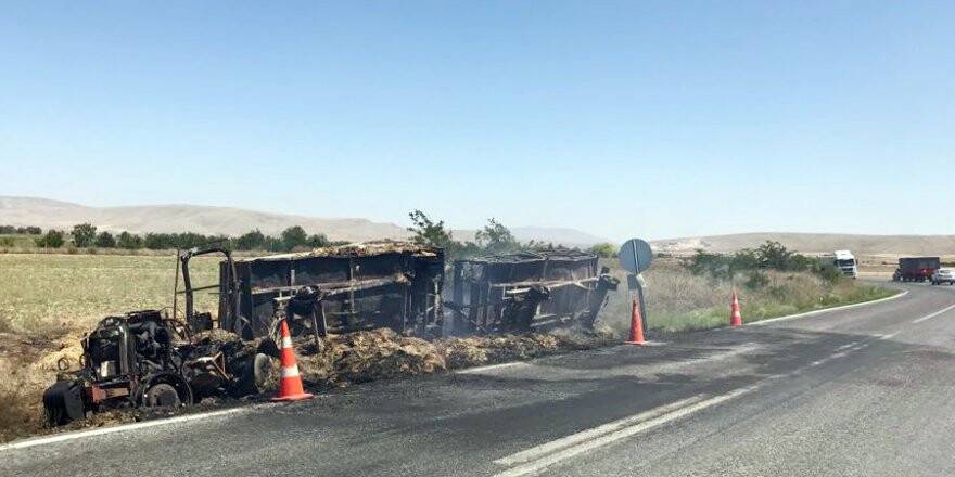Söndürülmemiş izmarit, saman yüklü 2 römork ve traktörü yaktı