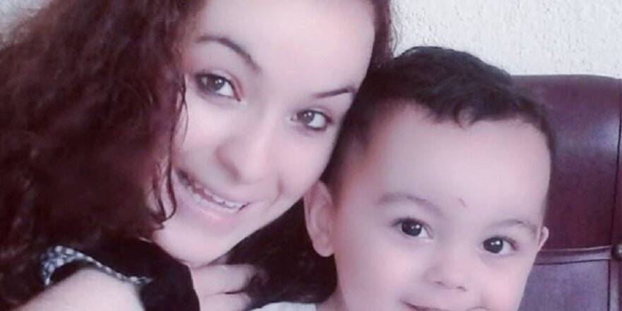 Şarj kablosuyla oğlunu öldüren annenin yargılanmasına başladı