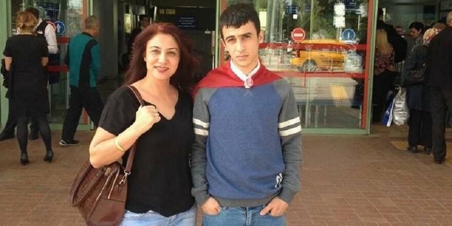Oğlu evinin önünden dövülerek kaçırılan annenin acısı dinmiyor