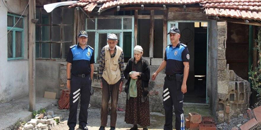 Harabe evde kalan yaşlı çift hayatlarının mutluluğunu yaşadı