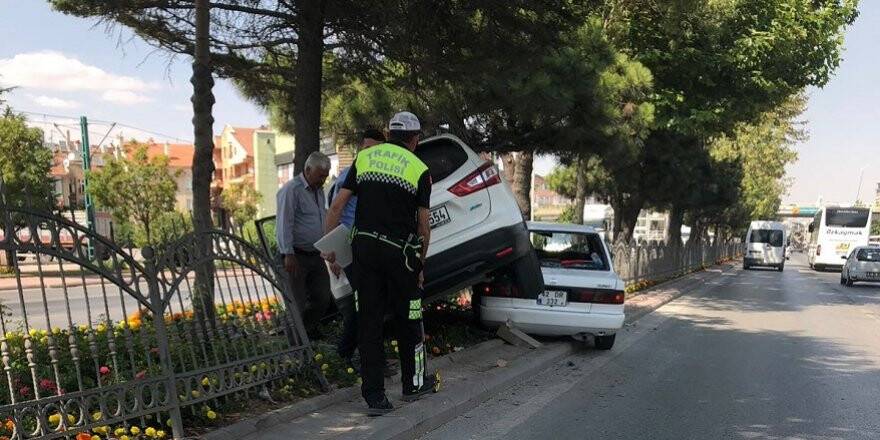 İSTANBUL YOLUNDA KAZA:İKİ ARAÇ ÜST ÜSTE BİNDİ