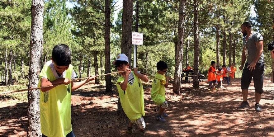 Öğrenciler yaz kampında hem eğleniyor hem öğreniyor