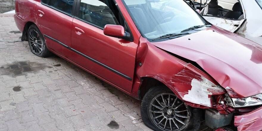 Konya'da İki Otomobil Çarpıştı: 1 Ölü, 4 Yaralı