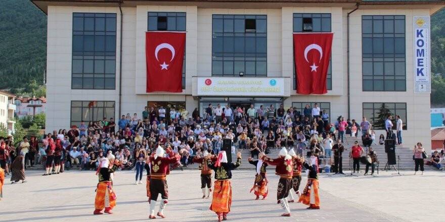 Dans ve halk oyunları ekipleri final yaptı