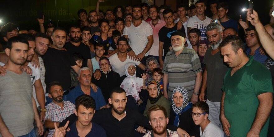 Alkışlarla cezaevine gönderdiler