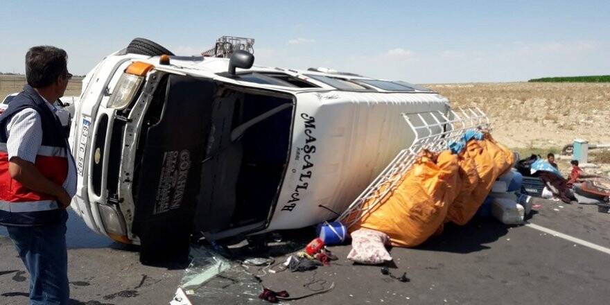 Mevsimlik tarım işçilerini taşıyan minibüs devrildi: 8 yaralı