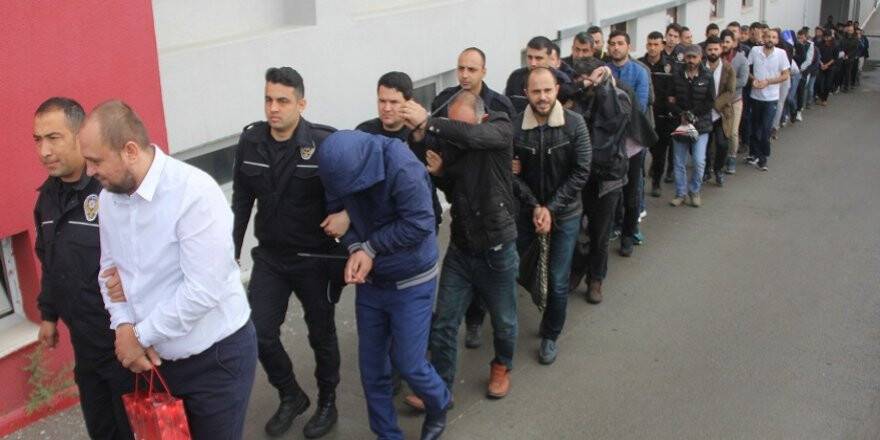 Sahte polisler birbirini dolandırdı