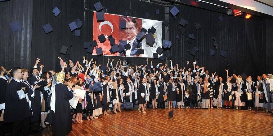 Genç diş hekimlerinin mezuniyet sevinci