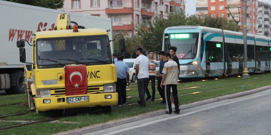 'U' dönüşü yapmak isteyen kurtarıcı, tramvay seferlerini 1 saat aksattı 