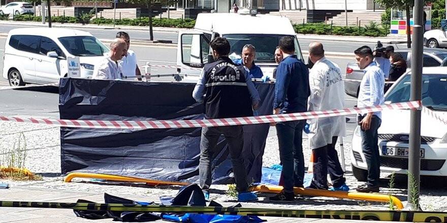 Emekli astsubay babasının ve kardeşinin önünde kafasına sıkarak intihar etti