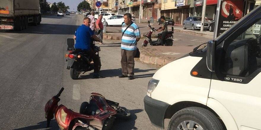 Minibüse çarpan elektrikli bisiklet sürücüsü kaçtı