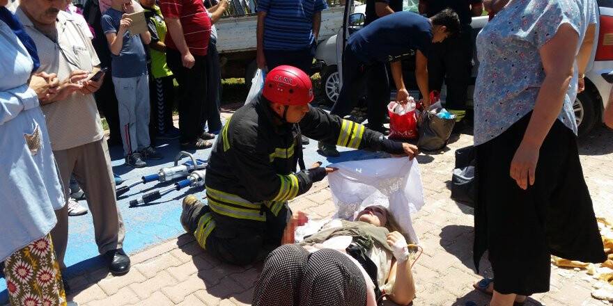 İtfaiye eri önce sıkıştığı yerden kurtardı, sonra güneşten korudu 
