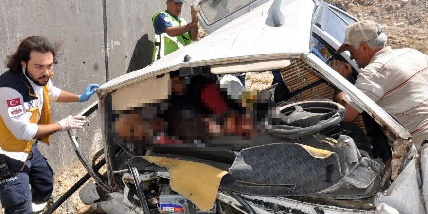 Otomobil, üst geçidin ayağına çarptı: 2 ölü, 4 yaralı