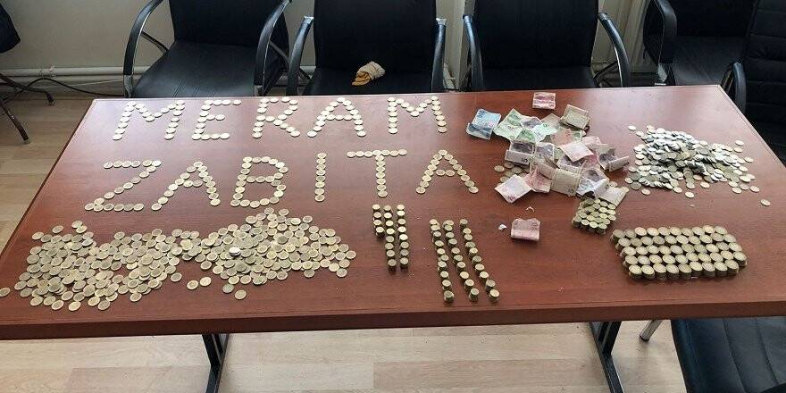 Gezgin dilencinin her yerinden madeni para fışkırdı