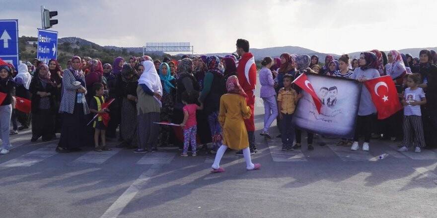 Vatandaşlar yolu kapatıp alt geçit istedi