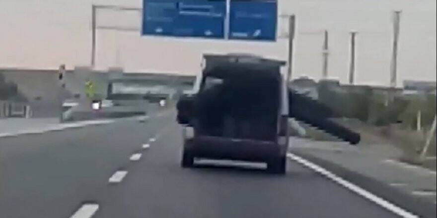 Sürücünün yük taşıma yöntemi görenleri şaşkına çevirdi