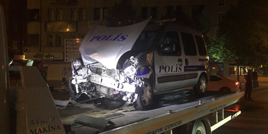 Kırmızı ışık ihlali yapan alkollü sürücü polis aracına çarptı: 3 yaralı 