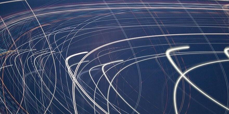 Atomlar Elektronlarıyla Birlikte Işık Hızına Yaklaştı