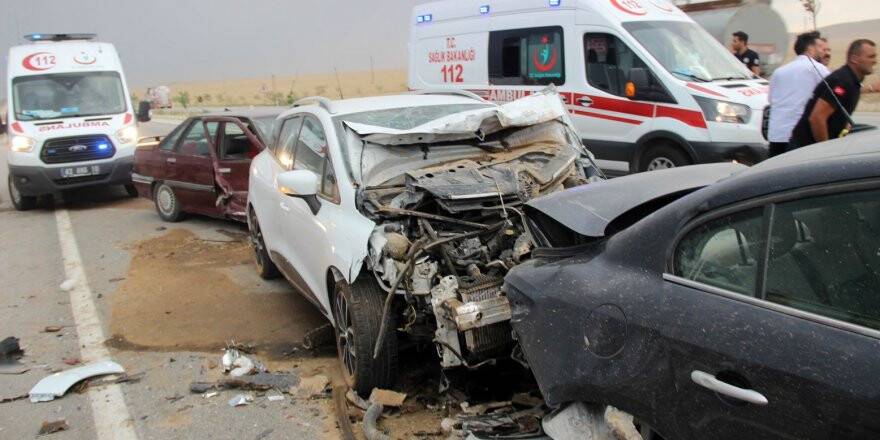 Konya’da kum fırtınasında 19 araç birbirine girdi: 17 yaralı 