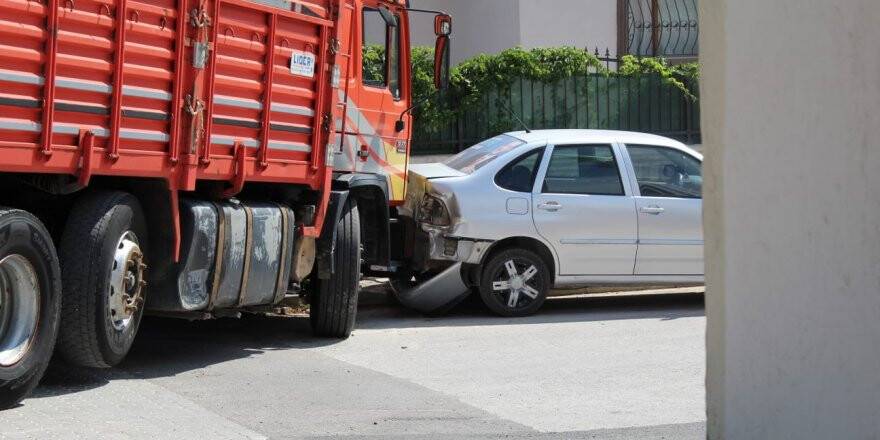 Kamyon park halindeki otomobile art arda çarptı, o anlar görüntülendi