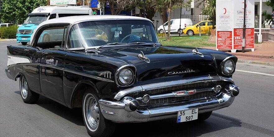 Klasik Otomobiline Gözü Gibi Bakıyor