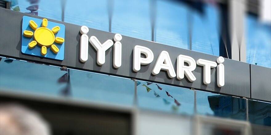 İyi Parti'nin Üç Kurucu Üyesi İstifa Etti