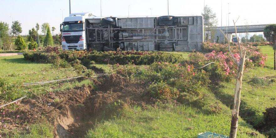 Servis midibüsü devrildi: 4 yaralı