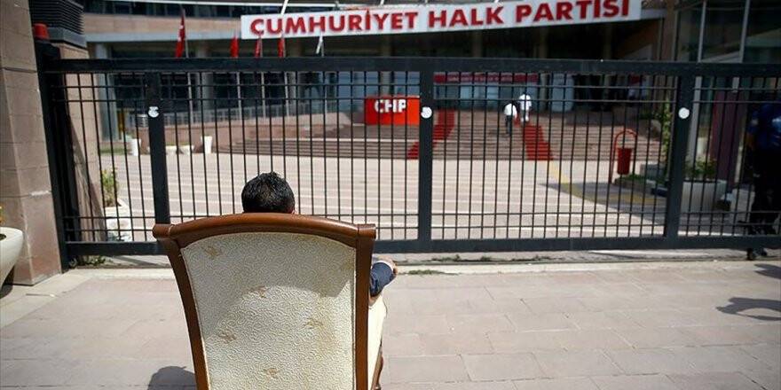 Chp Önünde 'Koltuk' Eylemi