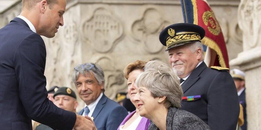 İngiltere Başbakanı May reveransı yine fazla kaçırdı