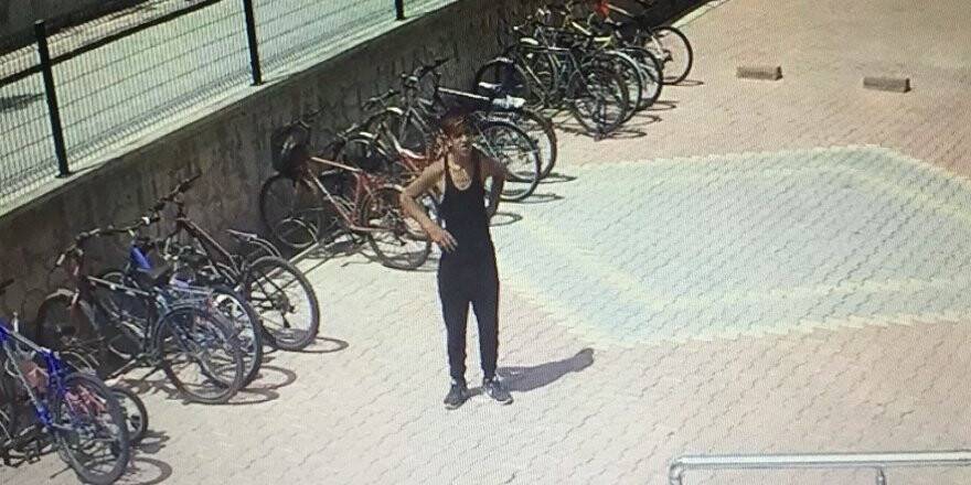 Sitenin bahçesindeki bisikletin çalınma anı kamerada