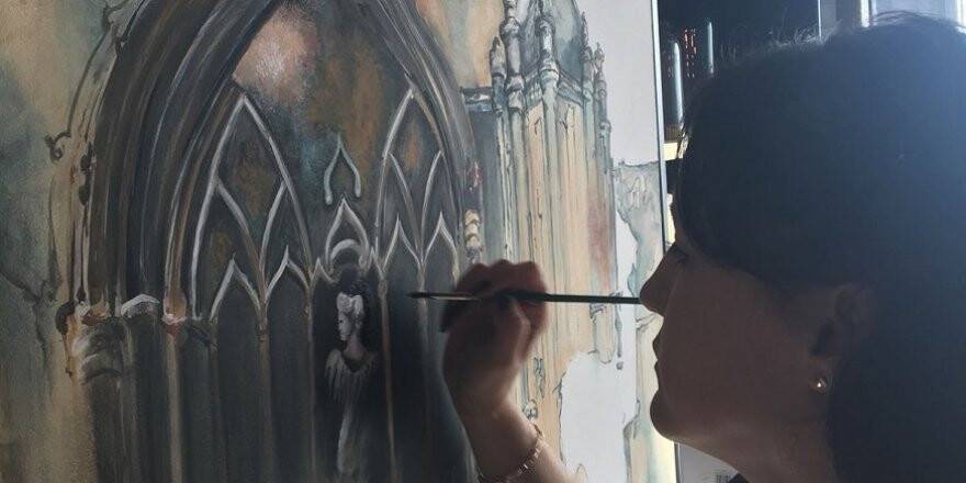 BİR DUVAR BÜYÜCÜSÜ: SANATÇI ÖZGÜR BAĞLAMAZLAR