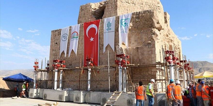 Tarihi Artuklu Hamamı Yeni Yerine İndirildi