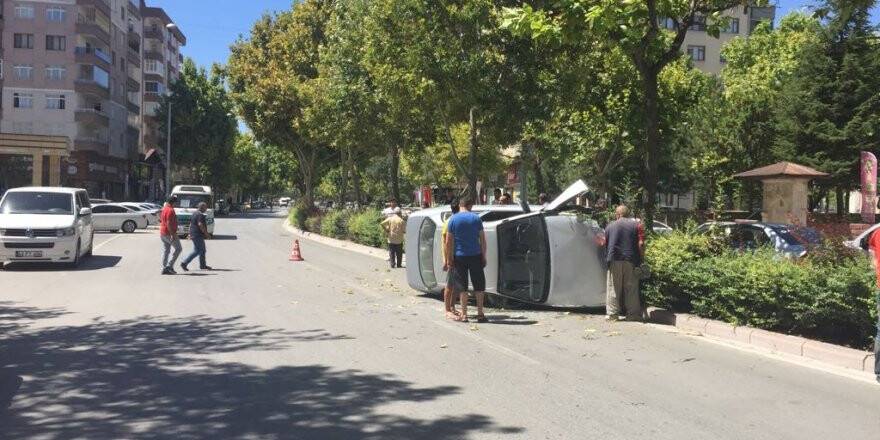 Otomobil yan yattı, sürücü yaralandı