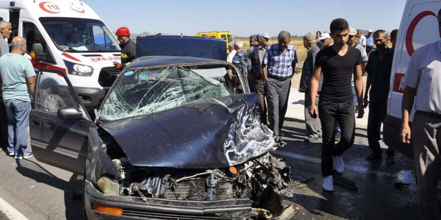 Otomobil ile hafif ticari araç çarpıştı: 3 yaralı 