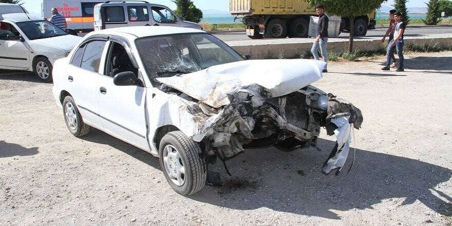 Otomobil kamyona çarptı: 2 yaralı