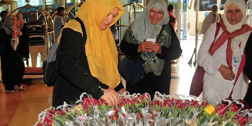 Hacı Adayları Çiçeklerle Karşılanıyor
