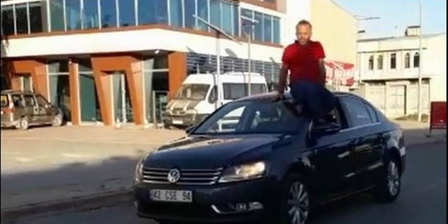 Arabayı tavanına oturup kullanan sürücüye ceza