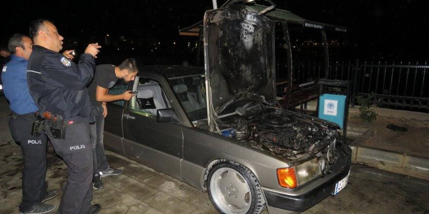 Park halindeki otomobilde yangın
