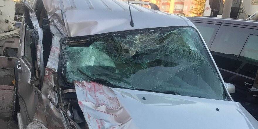 Tanker ile hafif ticari araç çarpıştı: 1 yaralı