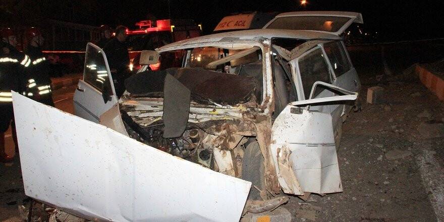 Konya'da refüje çarpan otomobilin sürücüsü öldü