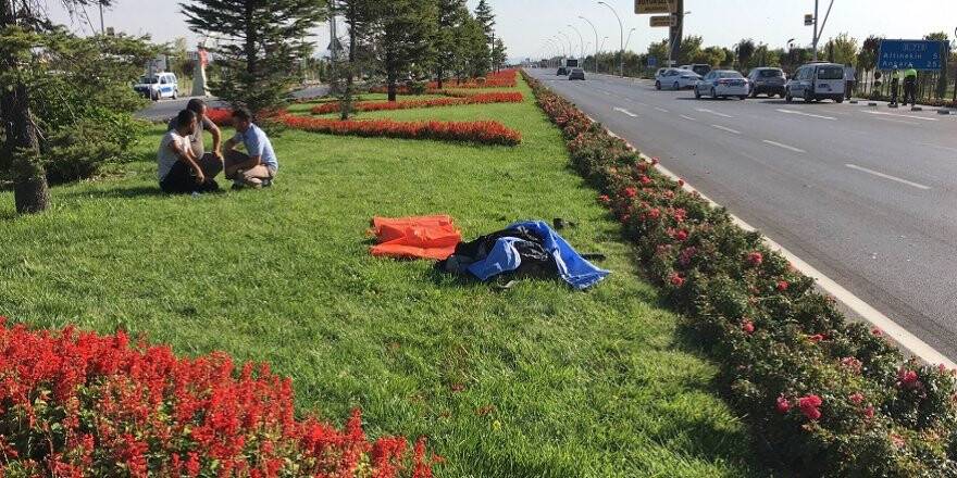 Refüjdeki çiçekleri sulamak isterken otomobilin çarpması sonucu öldü