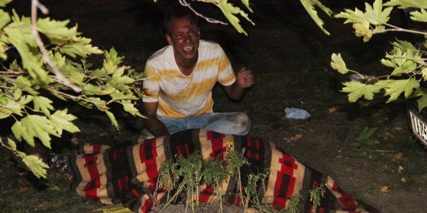 Kazada ölen karısının başında "Sevgi kurban olurum ne olur uyan" diye feryat etti