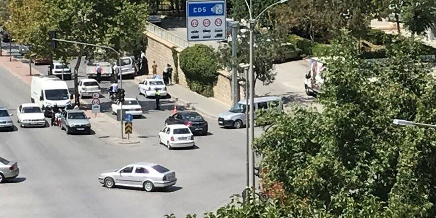 Otomobil kaldırıma çıktı