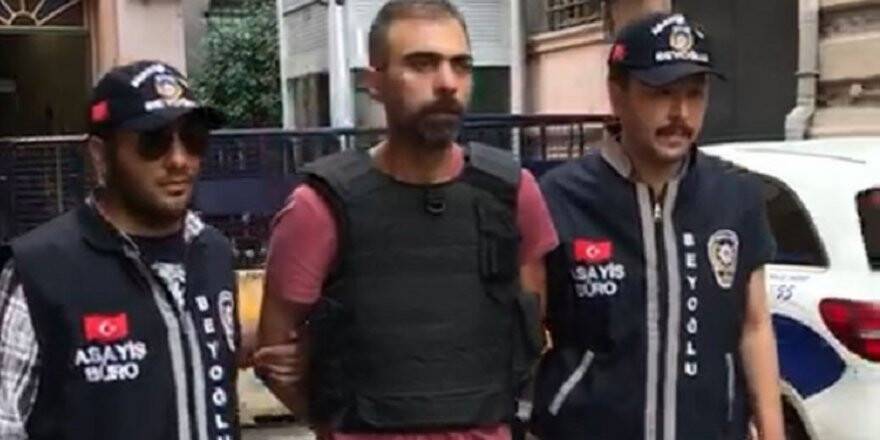 Beyoğlu'nda travestinin boğazını keserek öldüren zanlı, yakalanarak adliyeye sevk edildi