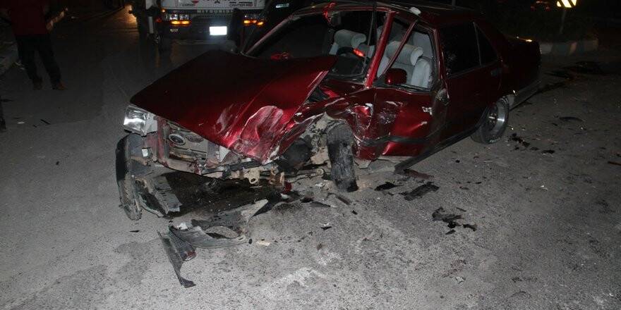 Konya'da Otomobil Hafif Ticari Araçla Çarpıştı: 8 Yaralı