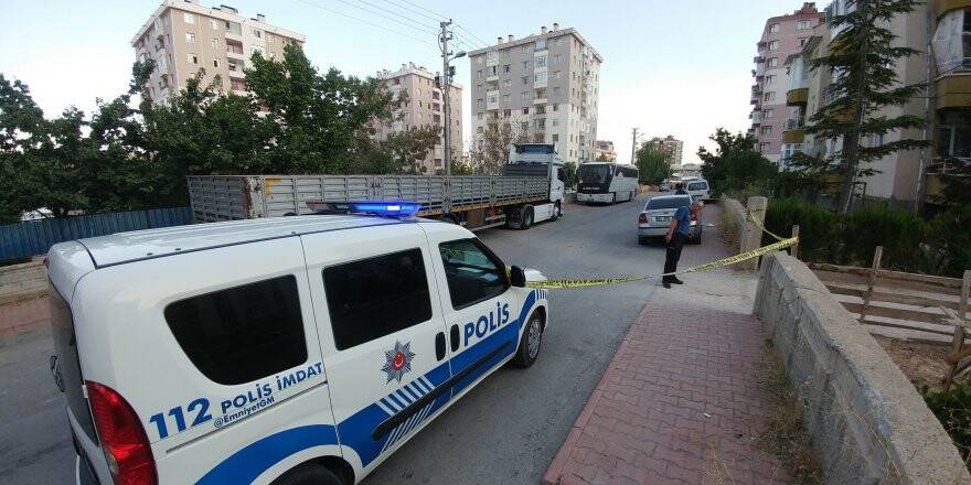 Kendisini takip ettiğini düşündüğü komşunu tabancayla ağır yaraladı
