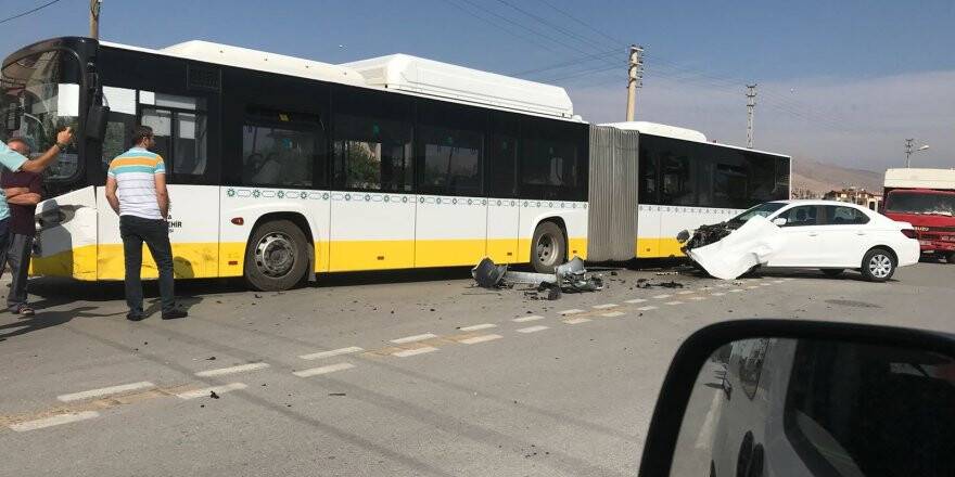 Otomobil ile belediye otobüsü çarpıştı