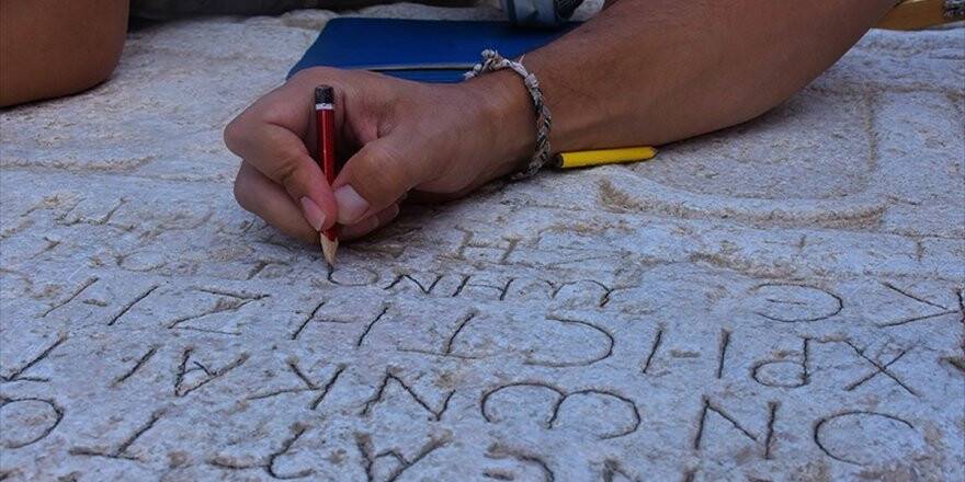 Karış Karış Gezdiler Yüzlerce Yazıt Buldular