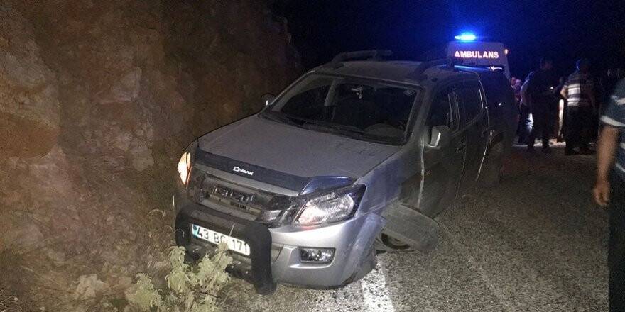 Kamyonetle çarpışan otomobil uçuruma yuvarlandı: 4 yaralı