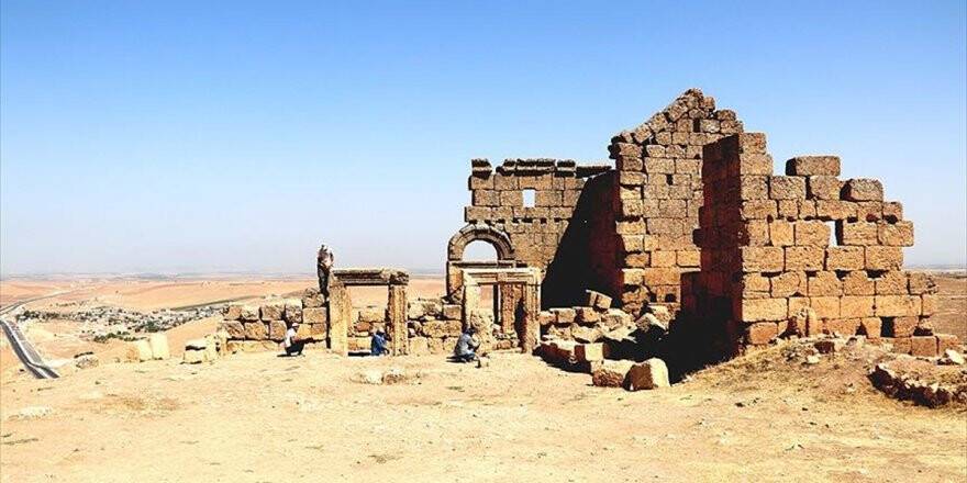 Zerzevan Kalesi'nde Bin 700 Yıllık Kaya Mezarlığı Bulundu